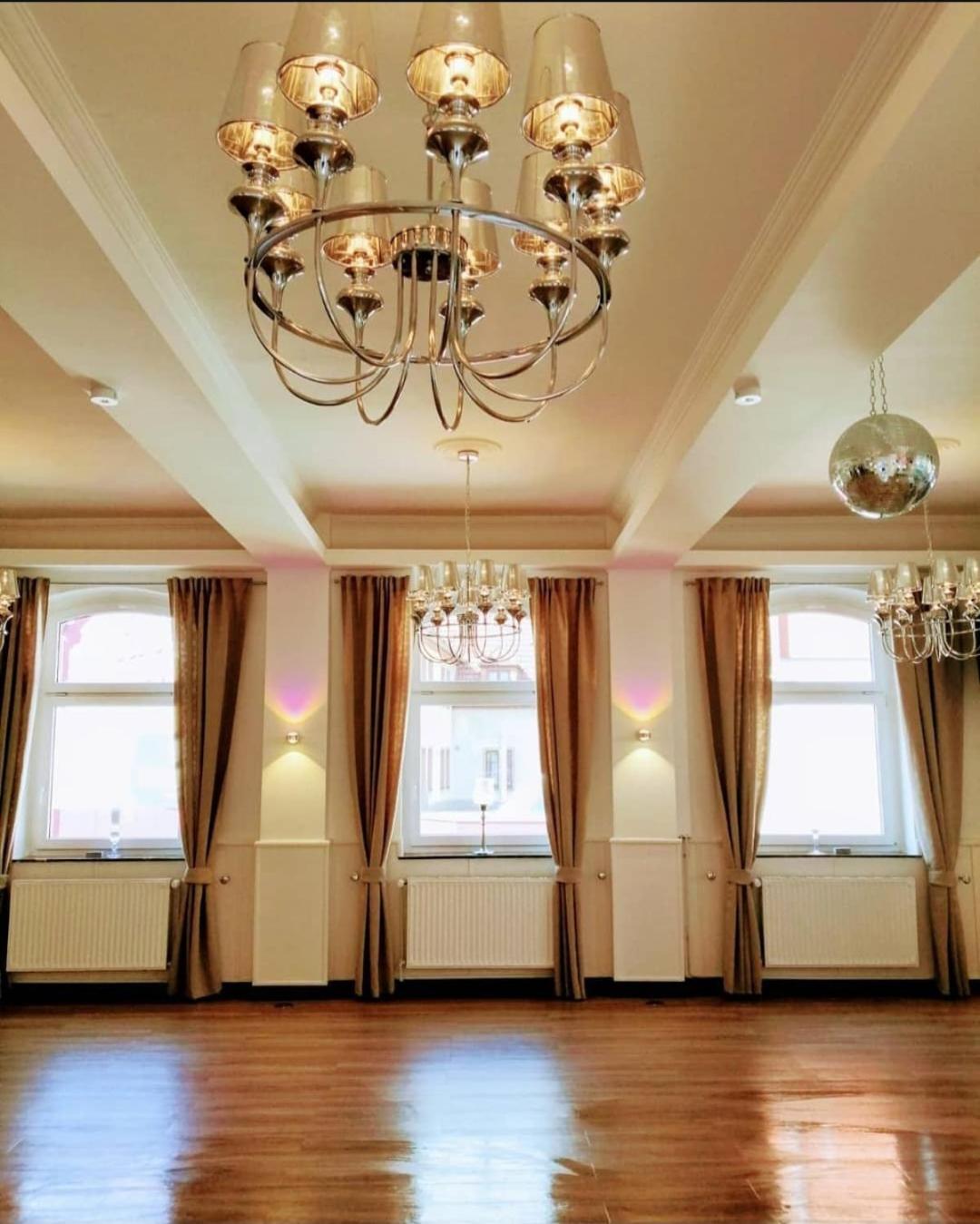 Zur Sonne "Gasthaus-Bar-Events" Poppenhausen Luaran gambar