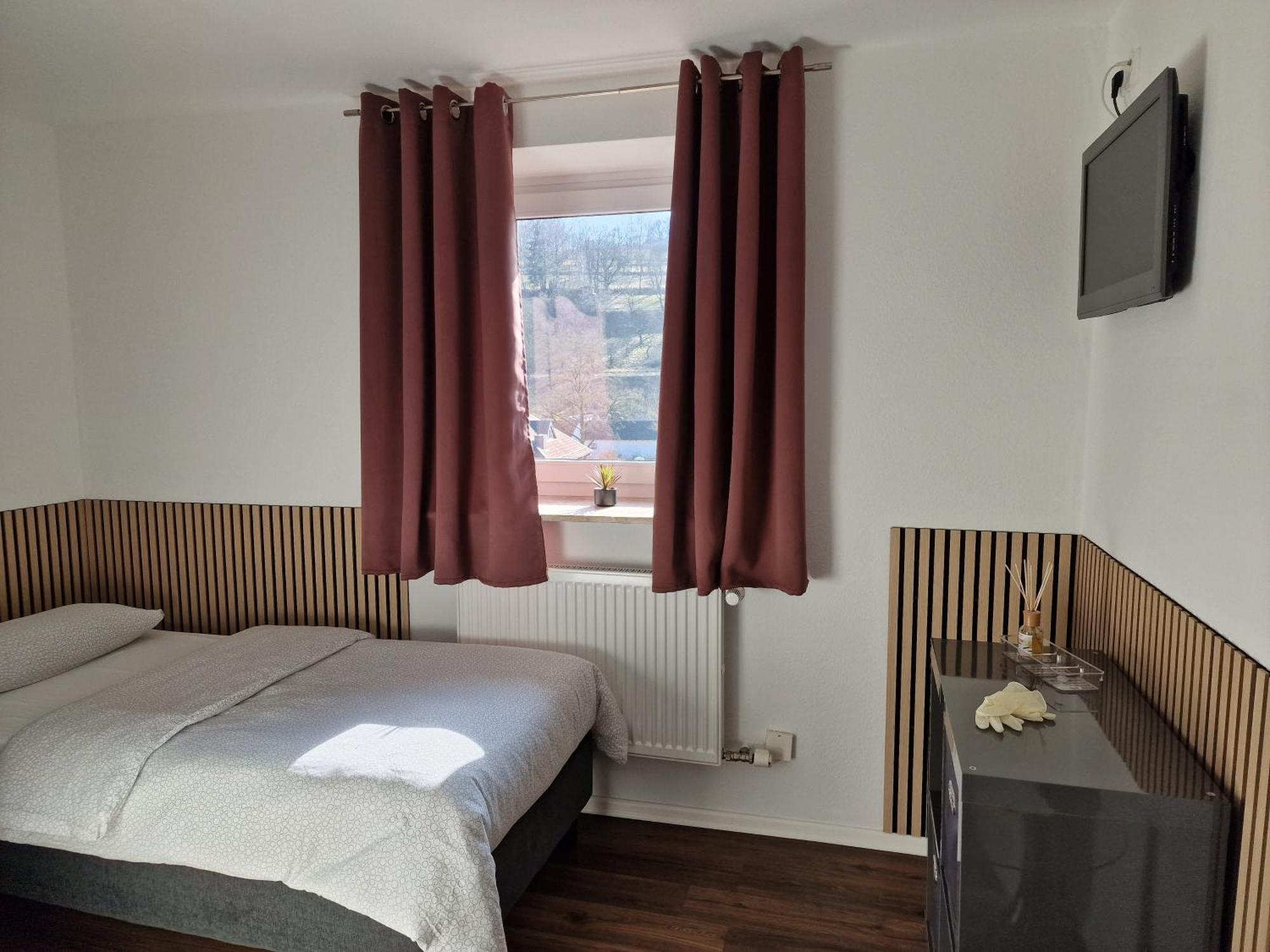 Zur Sonne "Gasthaus-Bar-Events" Poppenhausen Luaran gambar